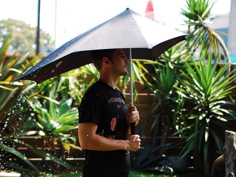 Самым необычным зонтом эксперты признали зонтик из бумаги