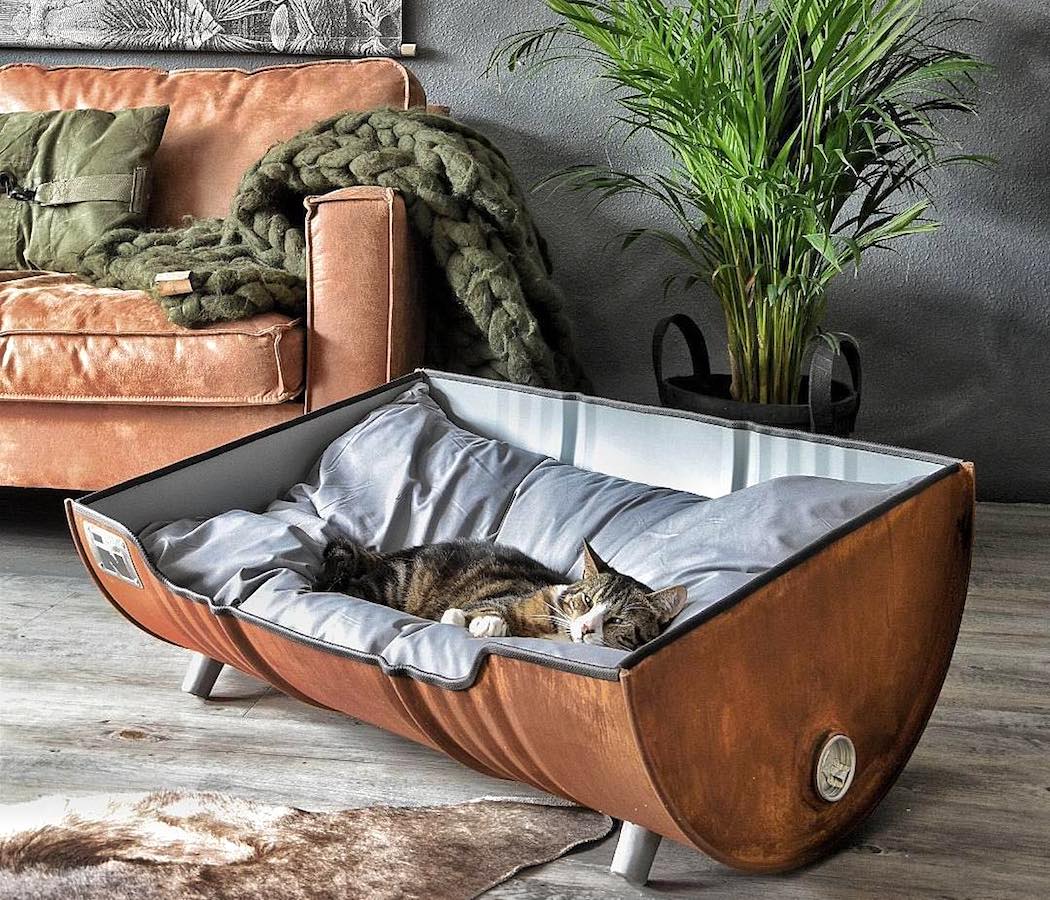 upcycled_pet_bed_from_an_oil_barrel_by_indusigns