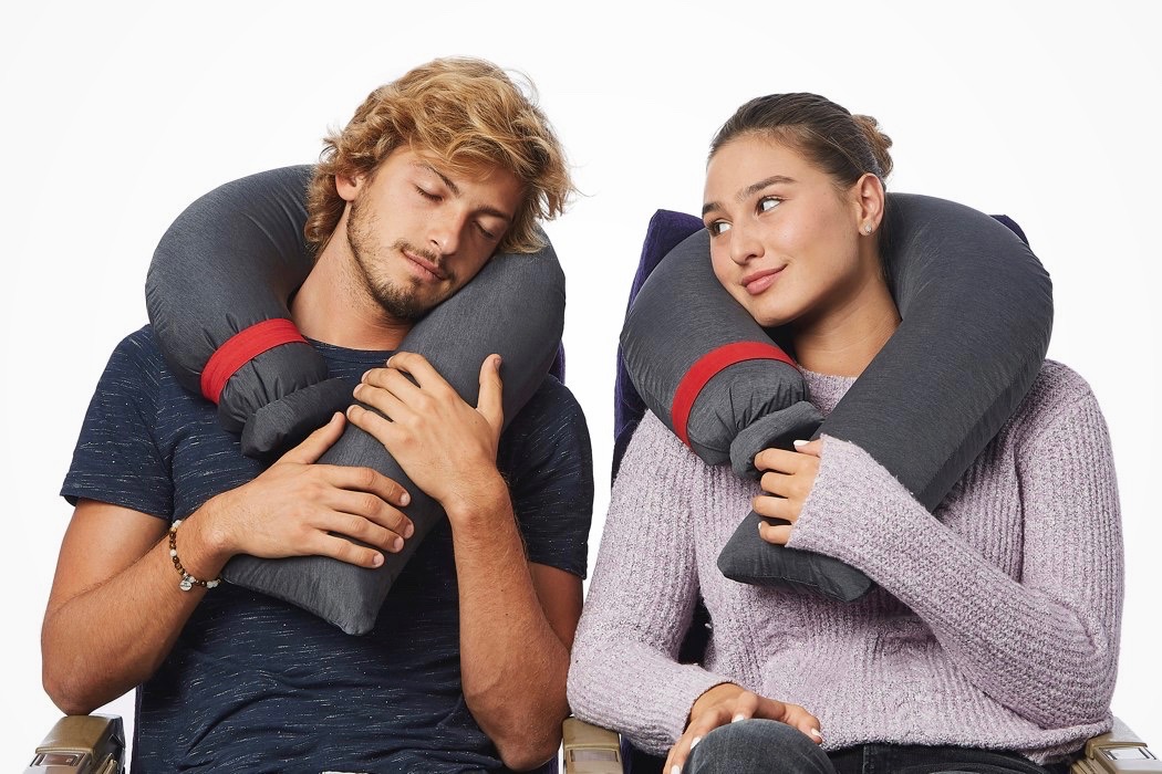 candycane_worlds_most_compact_travel_pillow_01