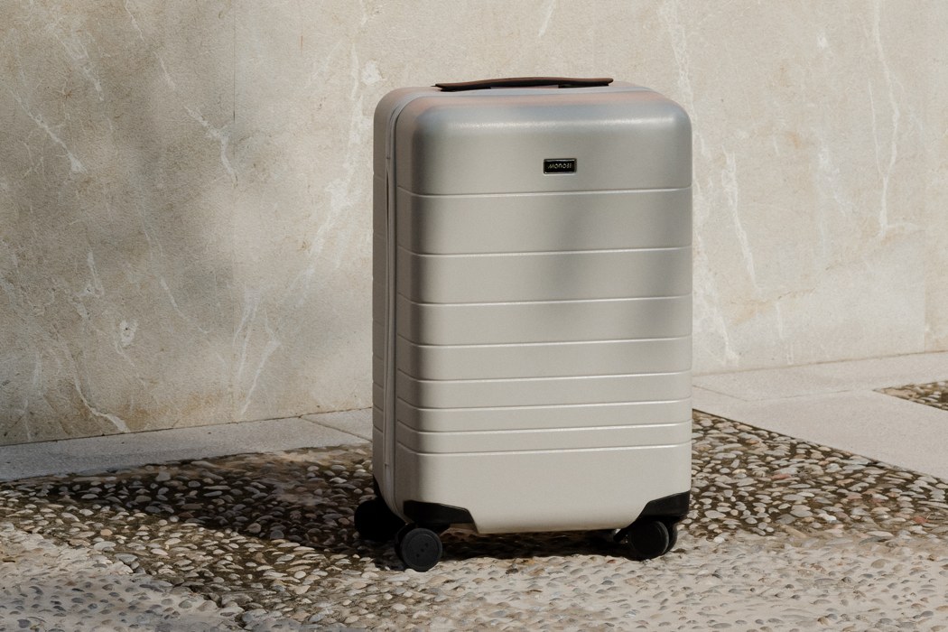 monos_premium_minimalist_luggage_layout