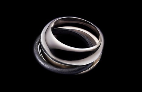 Mobile Ebony Eternity Ring by Fred Pinel & Jacques Owczarek - Yanko Design