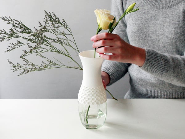 Девушка заполнила вазу с цветами своей мочой