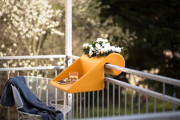 Balcony desk will have you working from home!