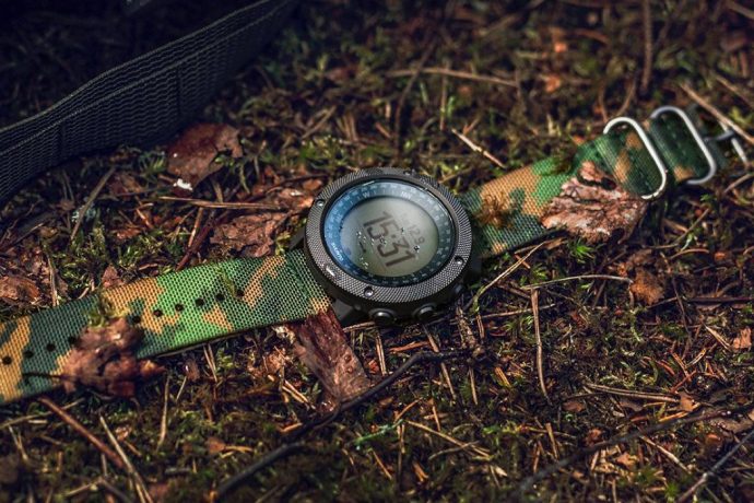 suunto_traverse_alpha_concrete_product_on_wrist_layout