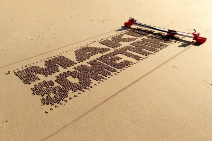 This robot turns the beach into a gigantic doodle-pad