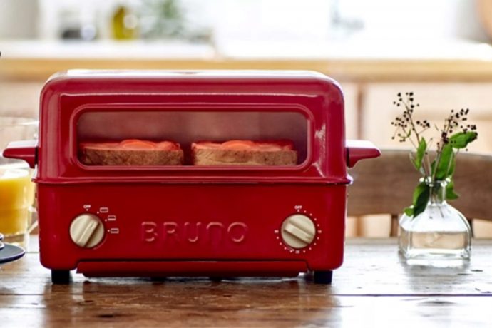 The Bruno works as a toaster, a barbecue grill, and also a table oven!