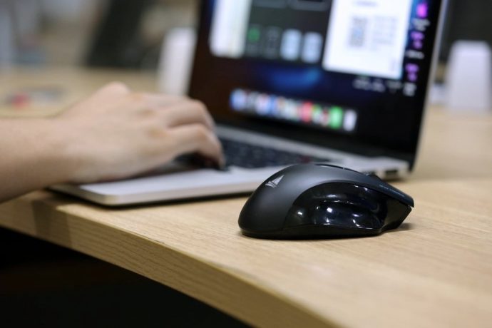 In order to make the desktop experience smart, this mouse comes with voice recognition