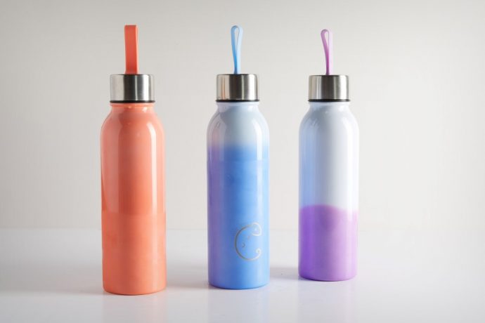 The Chameleon bottle changes its color with the temperature!