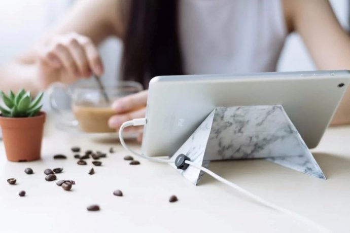 An origami-style tablet stand that’s thinner than your credit card