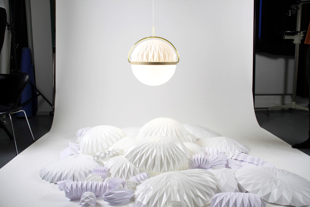 The SETTO lamp uses a rotating lampshade to adjust its lighting