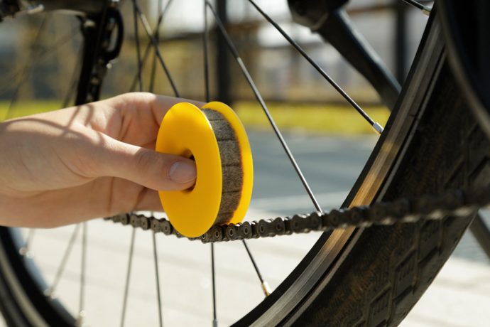 A lubricating roller for your bike-chain that lets you ‘grease with ease’