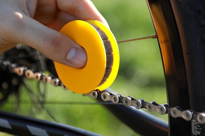 The newest, most efficient, and oil-saving way to lubricate your bike-chains
