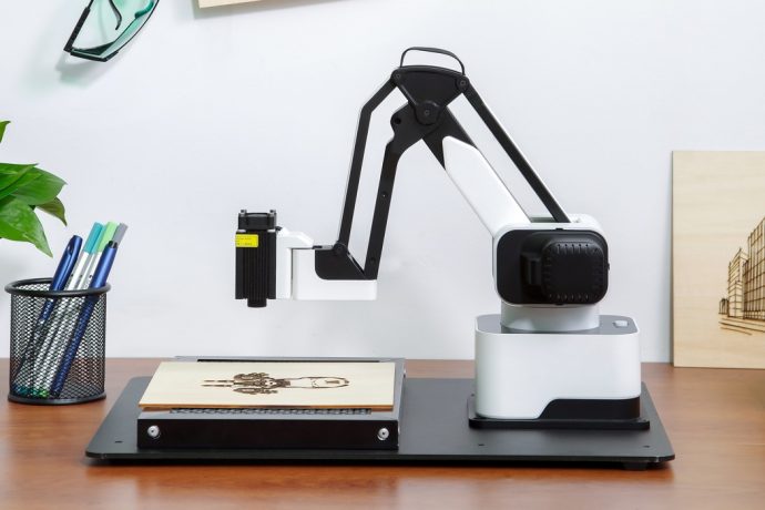 This modular robotic arm helps you with 3D printing and laser engraving