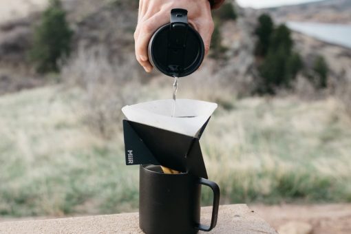 https://www.yankodesign.com/images/design_news/2019/05/a-foldable-pour-over-coffee-brewer-thats-thin-enough-to-fit-in-your-wallet/miir_pourigami_1-510x340.jpg