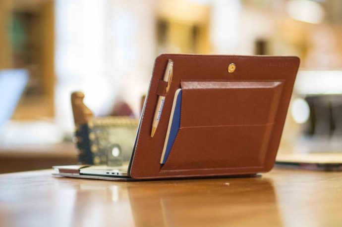 Bluebonnet straps a classy leather portfolio to the back of your MacBook