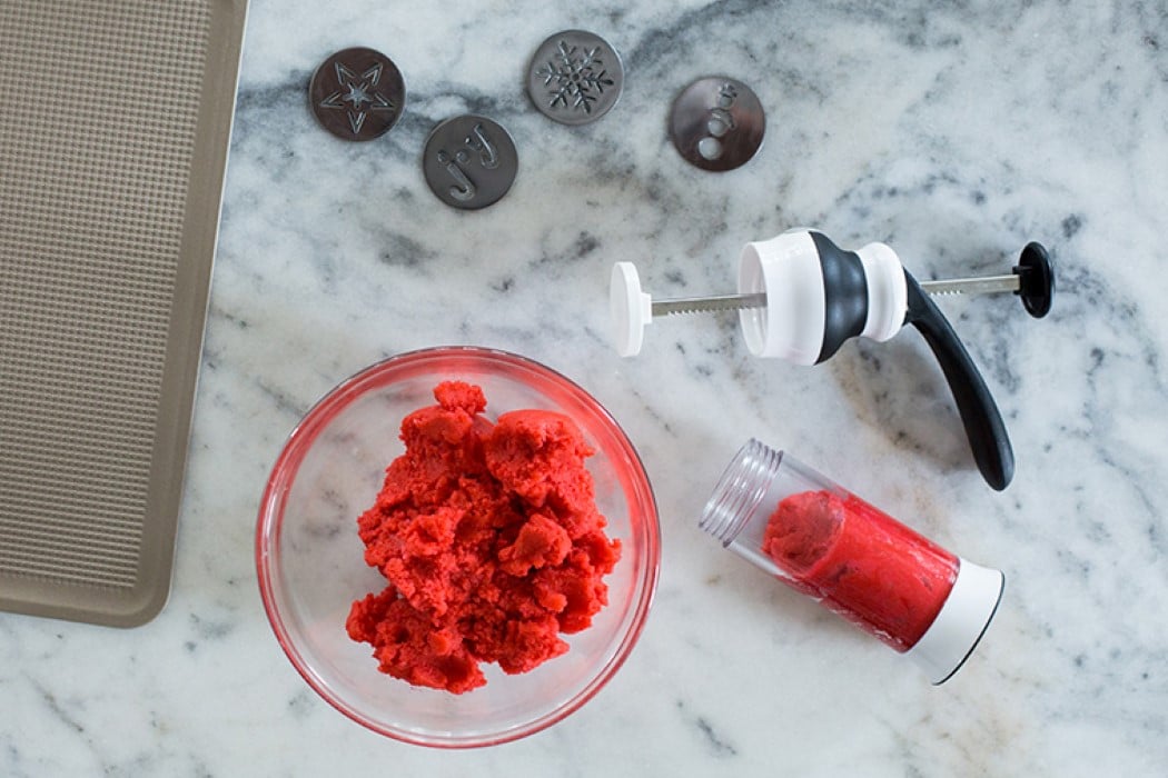 https://www.yankodesign.com/images/design_news/2019/06/oxos-cookie-press-lets-you-mass-pump-perfectly-shaped-cookie-treats/oxo_cookie_press_3.jpg