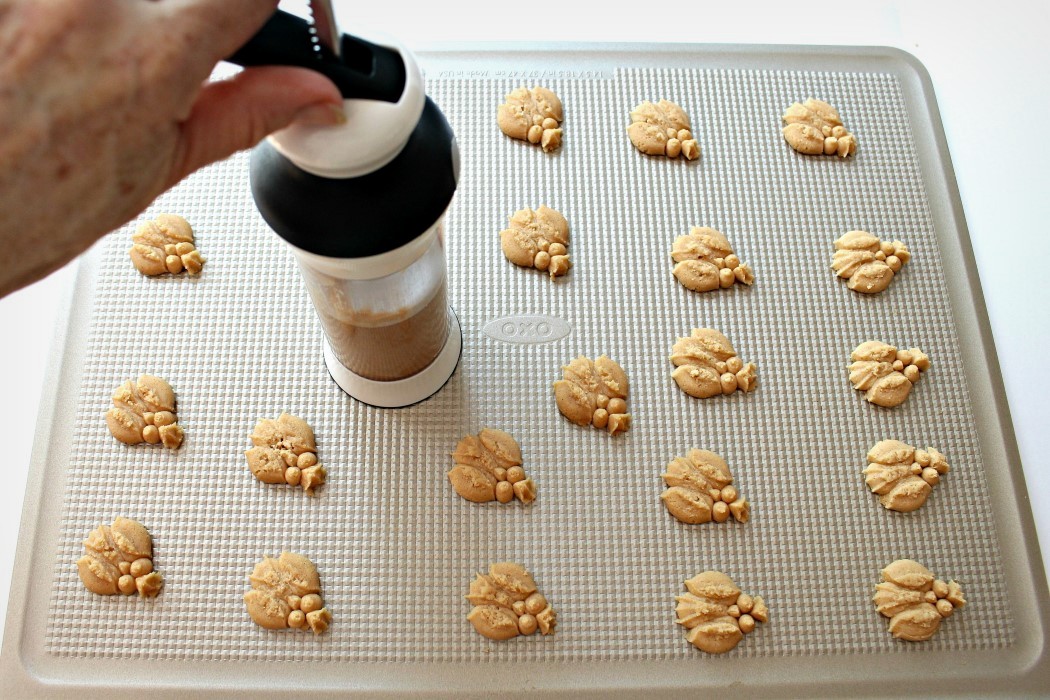 https://www.yankodesign.com/images/design_news/2019/06/oxos-cookie-press-lets-you-mass-pump-perfectly-shaped-cookie-treats/oxo_cookie_press_5.jpg