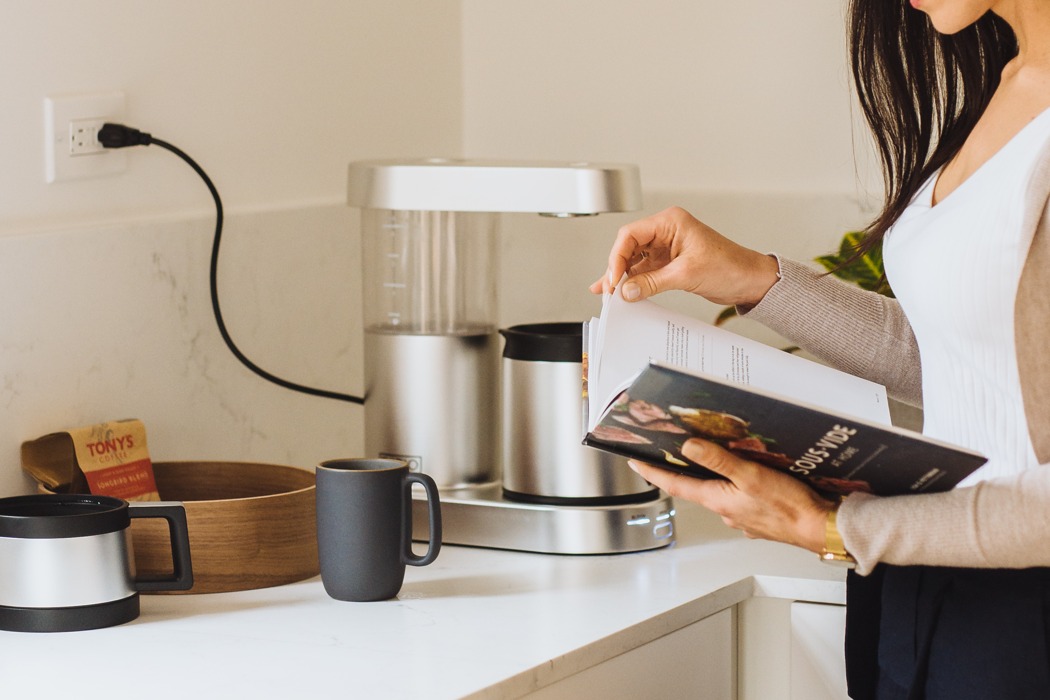 https://www.yankodesign.com/images/design_news/2019/06/the-ratio-six-puts-you-at-one-simple-button-press-away-from-barista-level-coffee/ratio_six_one_button_coffee_maker_03.jpg