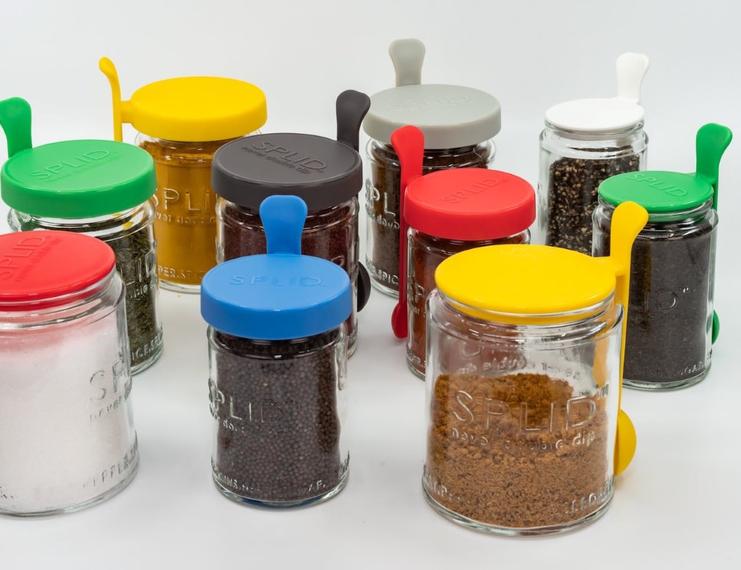 https://www.yankodesign.com/images/design_news/2019/08/someone-finally-had-the-sense-to-build-a-spoon-right-into-the-jars-lid/splid_teaspoon_lid_1.jpg