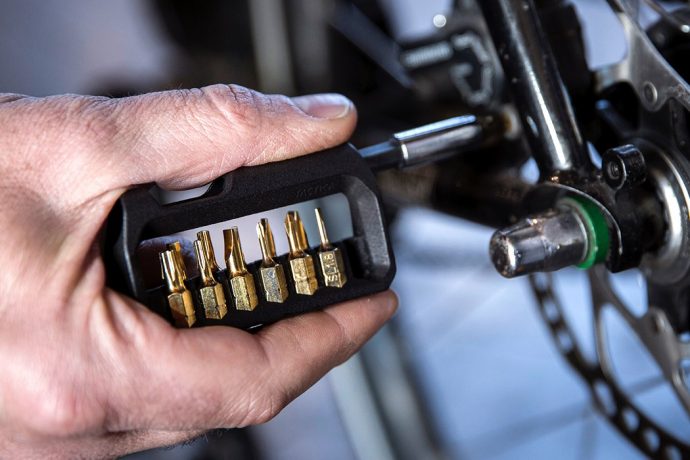This extensive 14-bit mini toolkit turns your belt into a utility belt
