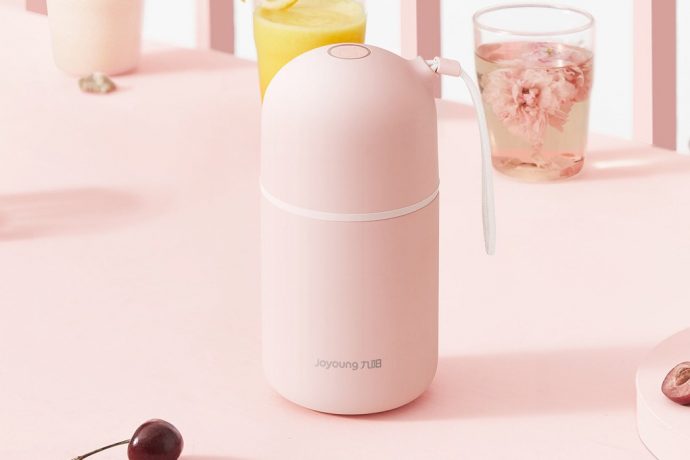 2 minutes is all this portable blender needs to whip up hot and cold drinks!