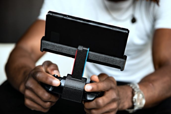 The Fixture S1 gives your Nintendo Switch an ergonomic pro-controller and prop-stand!