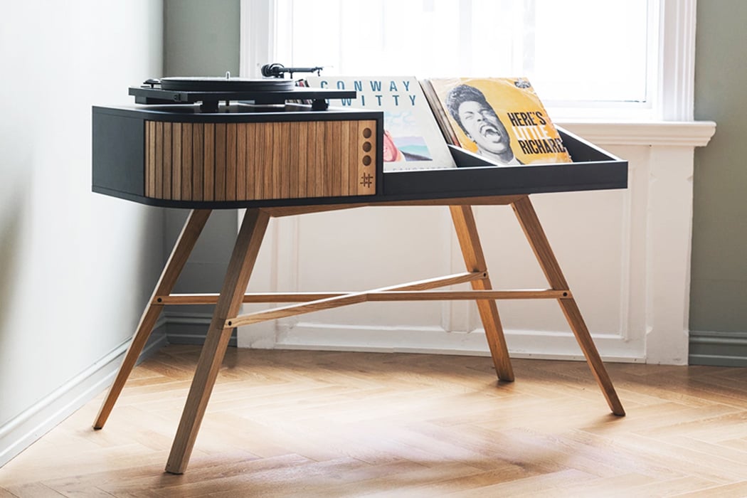 Ældre borgere krigerisk menneskelige ressourcer This vintage vinyl table with a tambour door will take you on a trip down  memory lane! - Yanko Design