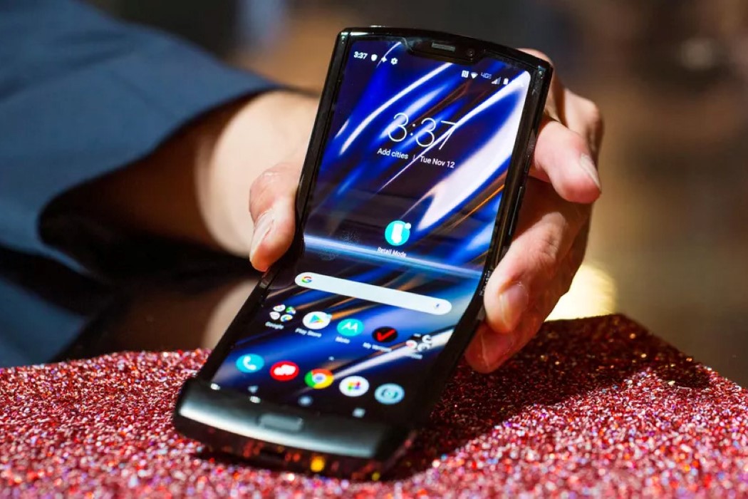 У нее новый телефон. Новый Motorola RAZR 2019. Складной смартфон Motorola RAZR. Моторола разр 2019. Смартфон Моторола раскладушка с гибким экраном.
