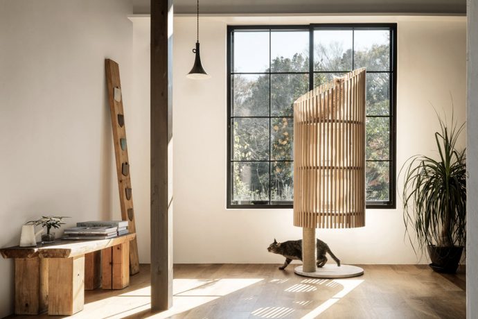 This luxuriously minimal wooden tree is designed to meet your cat and your needs!