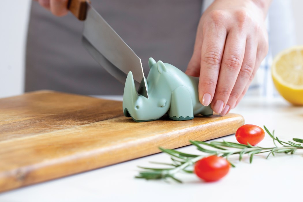 This innovative rolling knife-sharpener eliminates any chance of human  error! - Yanko Design