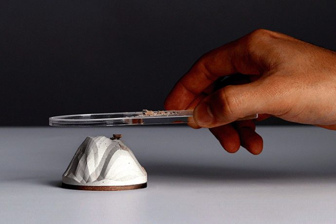 Get effortless disposal of ash with this nature-inspired incense holder