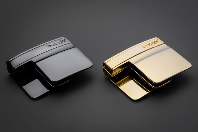 This futuristic metal buckle tightens your pants… without a belt!
