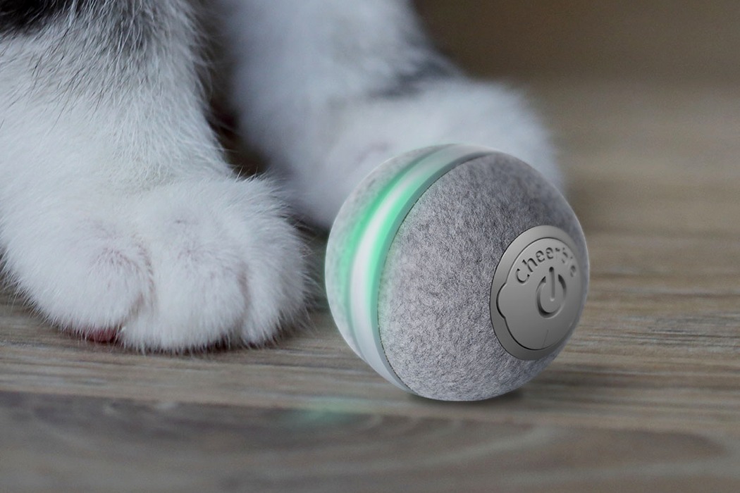 https://www.yankodesign.com/images/design_news/2020/05/cats-are-so-smart-that-theyve-now-got-their-own-board-games/Cheerble_all_in_one_interactive_toy_for_cats_01.jpg