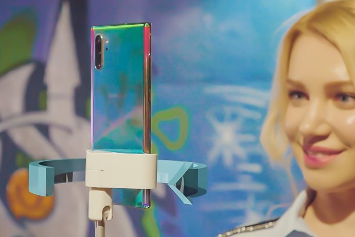 This face-tracking robotic selfie stick gives your Tik-Tok videos a professional edge!
