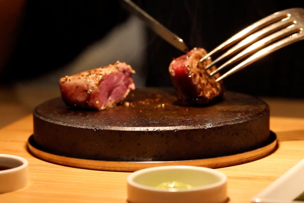 https://www.yankodesign.com/images/design_news/2020/05/this-tabletop-teppanyaki-kit-is-for-everyone-craving-japanese-food-at-home/Ishiyaki_Set_brings_Teppanyaki_table_to_your_home_03.jpg