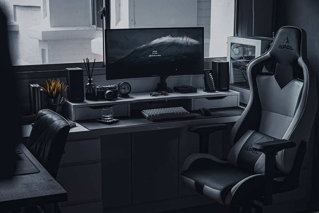 All black desk setups that will inspire you to adapt this modern