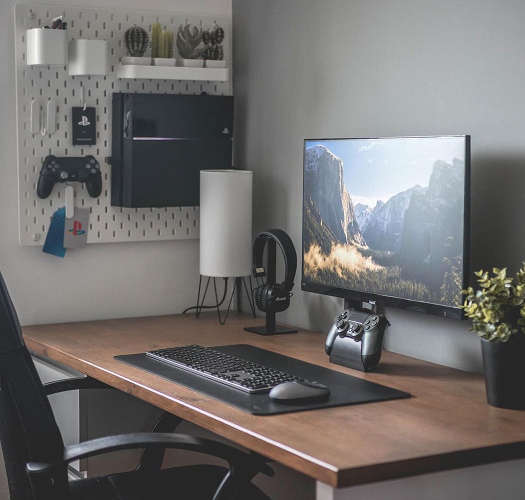 All black desk setups that will inspire you to adapt this modern