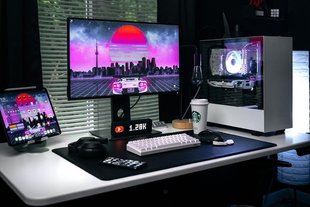 All black desk setups that will inspire you to adapt this modern