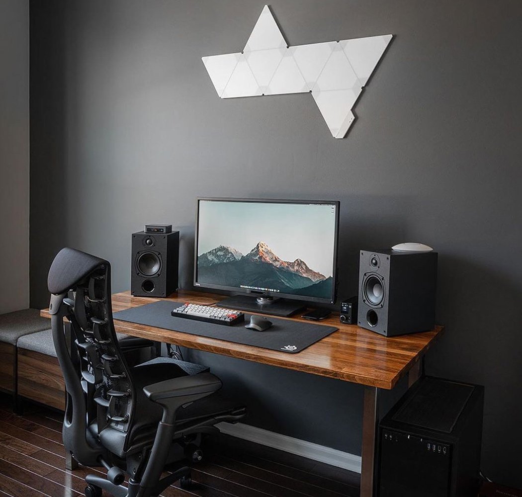 All black desk setups that will inspire you to adapt this modern