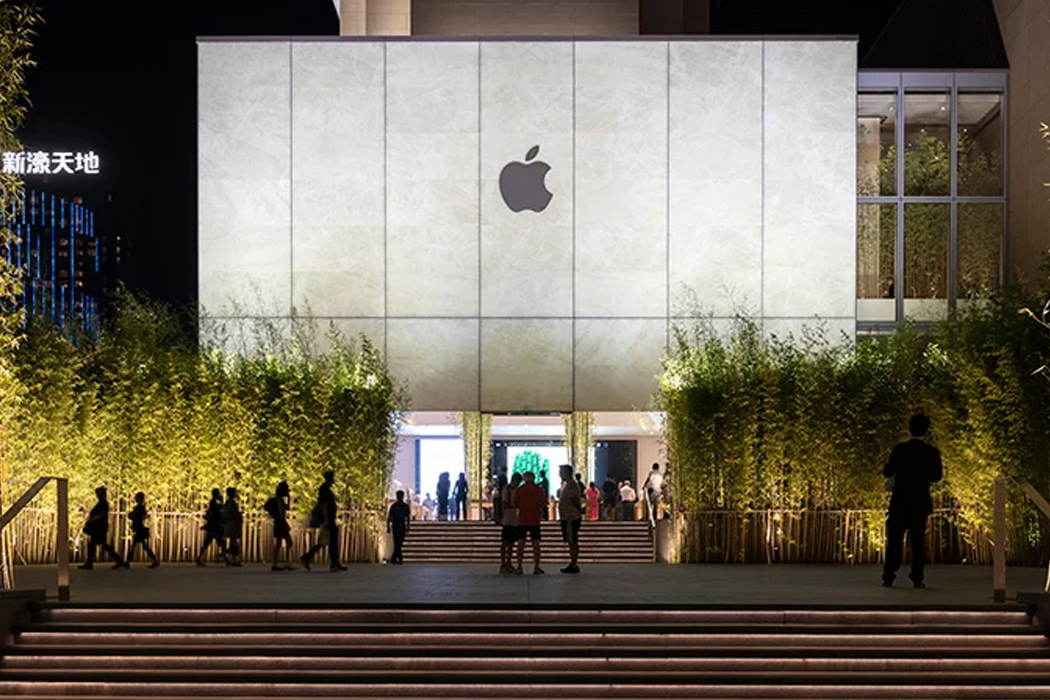 Macbook-shaped roof tops Foster + Partners' Apple Store in Chicago