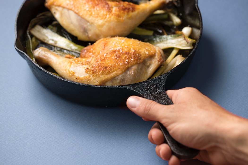 By being 30% lighter, this ultimate minimalist non-stick cast iron skillet  is much easier to cook with! - Yanko Design