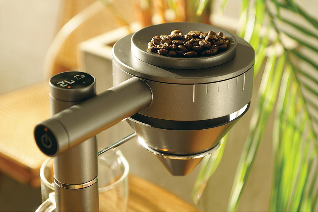 This drip coffee machine combines multiple accessories to upgrade