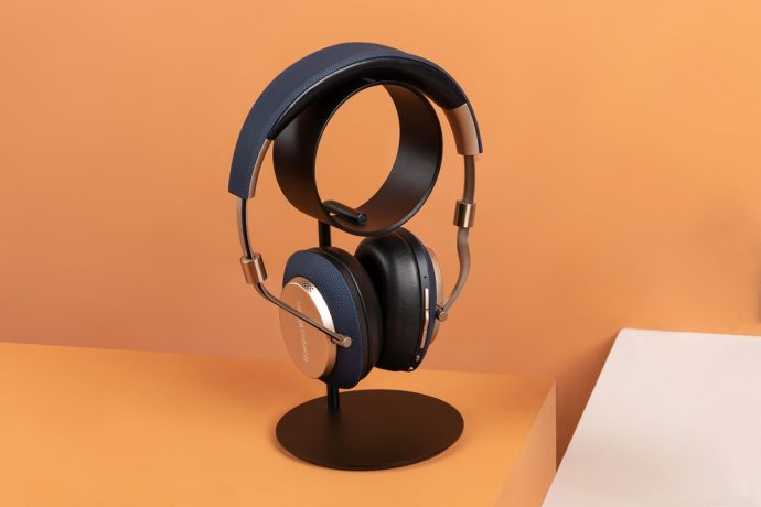 The ZERO headphone stand has the appeal of a minimalist desk-sculpture
