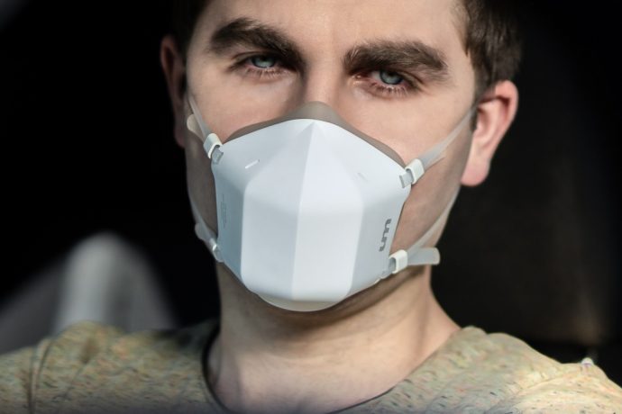 Ditch those dirty cloth masks, this reusable UV-C face mask makes it easy to breathe 99% clean air