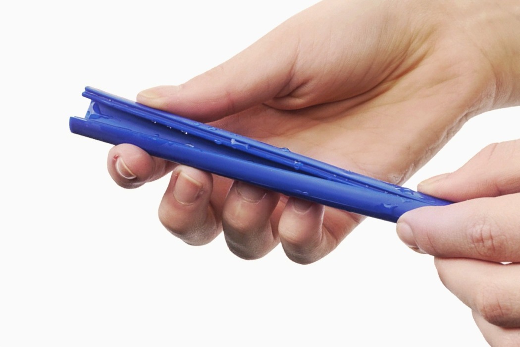 https://www.yankodesign.com/images/design_news/2020/09/this-reusable-straw-opens-up-with-a-zip-lock-mechanism-allowing-you-to-easily-clean-the-inside/ClickStraw_reusable_straw_that_can_be_opened_layout.jpg