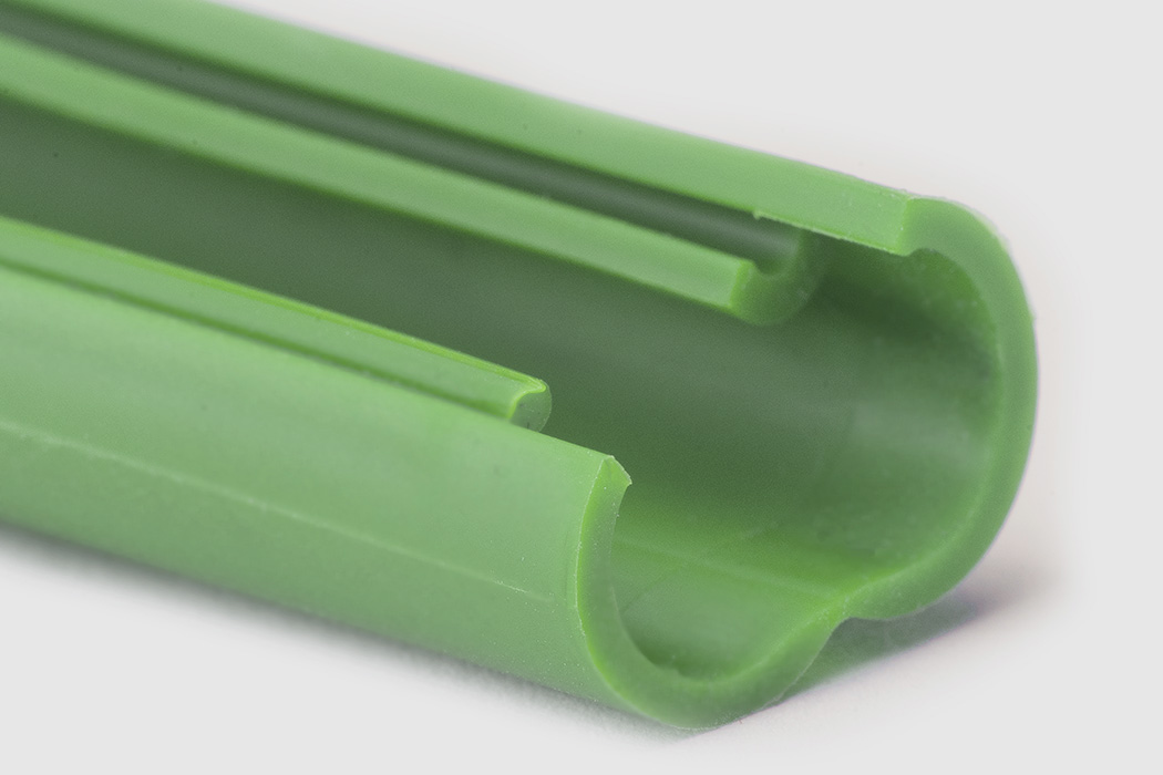 https://www.yankodesign.com/images/design_news/2020/09/this-reusable-straw-opens-up-with-a-zip-lock-mechanism-allowing-you-to-easily-clean-the-inside/clickstraw6.jpg