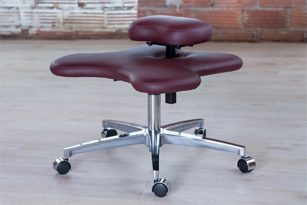 https://www.yankodesign.com/images/design_news/2020/09/this-seat-was-designed-to-let-you-sit-cross-legged-for-better-posture-and-health/04-soulseat_yankodesign.jpg