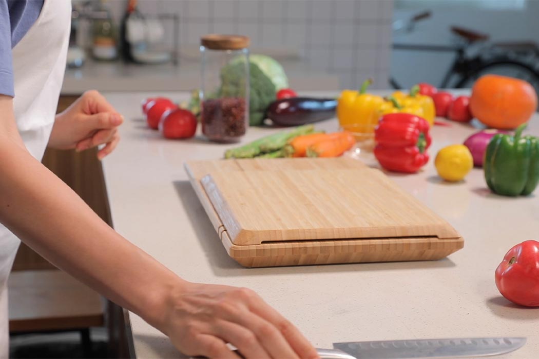 https://www.yankodesign.com/images/design_news/2020/09/this-sustainable-cutting-board-has-10-features-that-includes-killing-99-99-germs/05-chopbox_yankodesign.jpg