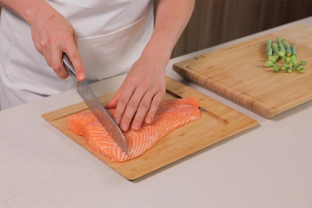https://www.yankodesign.com/images/design_news/2020/09/this-sustainable-cutting-board-has-10-features-that-includes-killing-99-99-germs/17-chopbox_yankodesign.jpg