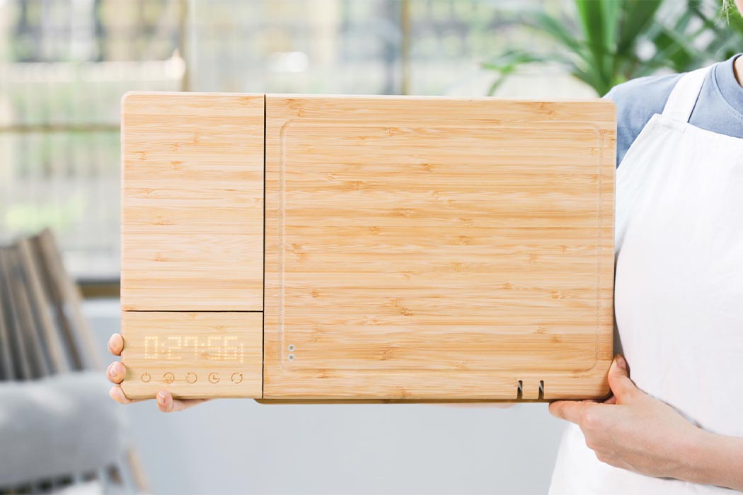 https://www.yankodesign.com/images/design_news/2020/09/this-sustainable-cutting-board-has-10-features-that-includes-killing-99-99-germs/19-chopbox_yankodesign-1.jpg